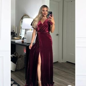 Elegant Burgundy Velvet Evening (Maxi) Gown